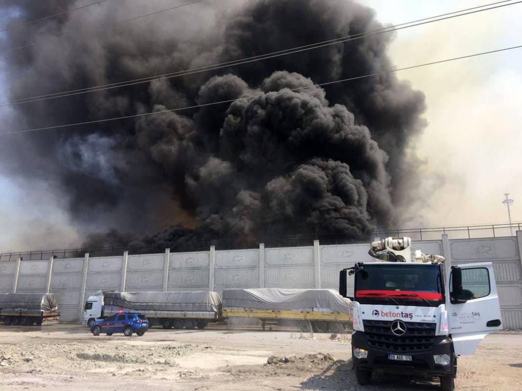 Aydın’da 5 gündür süren fabrika yangın kısmen kontrol altına alındı 35